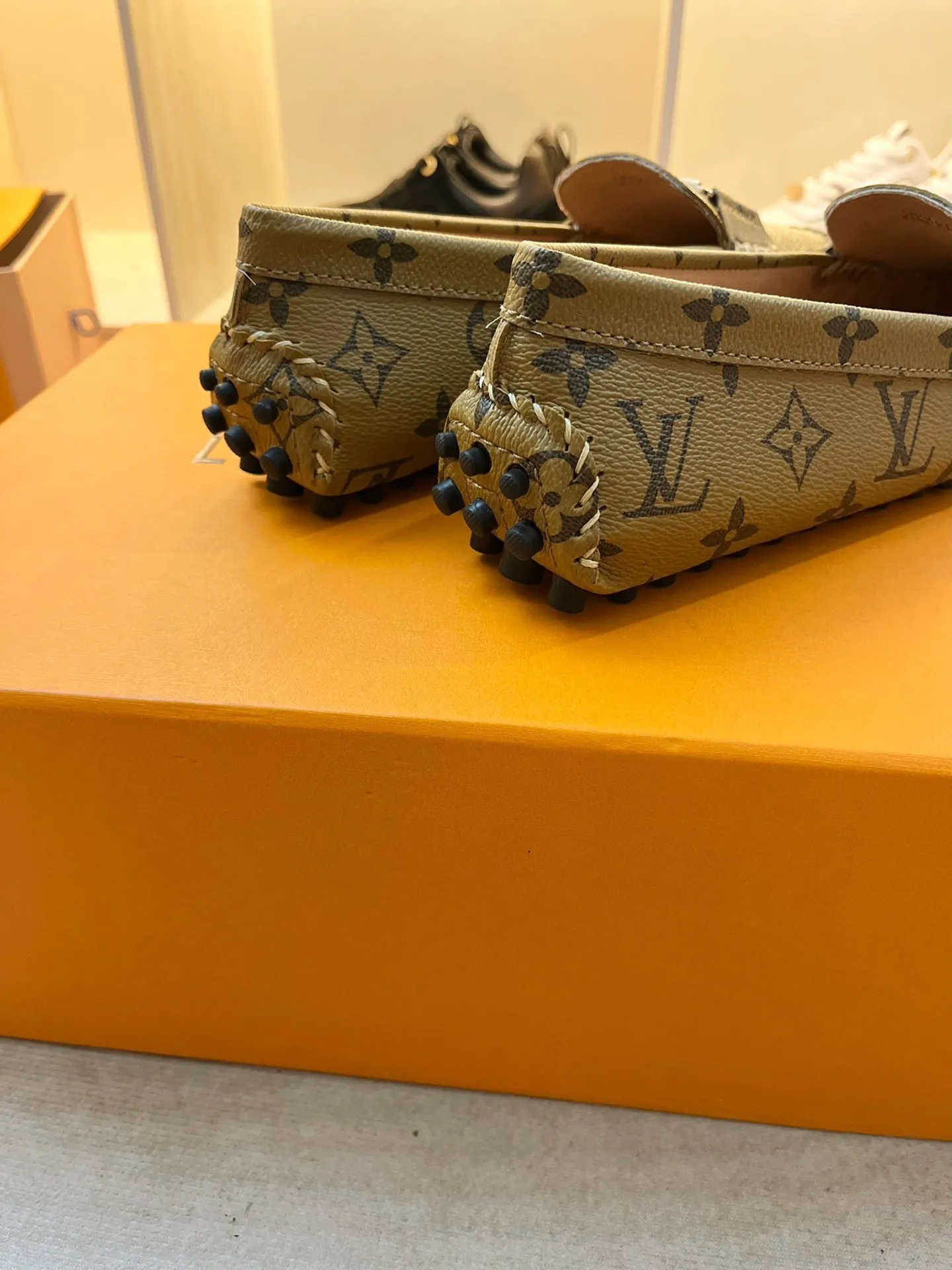 p460💰Couple model❤️🇫🇷 𝙇𝙤𝙪𝙞𝙨 𝙑𝙪𝙞𝙩𝙩𝙤𝙣 🇫🇷Louis Vuitton 2023 Classic𝓛𝓿 𝓣𝓻𝓪𝓲𝓷𝓮𝓻 Sports Series ➪➪➪¯ [Arizona Doudou Shoes Series] ▪️▪️▪️Arizona slip-on shoes are made of Monogram Eclipse canvas. Its hand-painted and dyed edges and hand-sewn uppers fully demonstrate Louis Vuitton's traditional shoemaking craftsmanship. This slip-on shoe is very lightweight. The integrated tongue and upper make it particularly comfortable and flexible. The soft outsole is equipped with rubber padding. Decorated with matching sash. Detailed features: ☑️Monogram Eclipse canvas ☑️Black Eclipse pattern ☑️Hand-painted shoe edges ☑️Hand-sewn uppers (each pair takes time to process) ☑️Integrated tongue and upper construction ☑️Outsole equipped with rubber lining ☑️size: 35_46